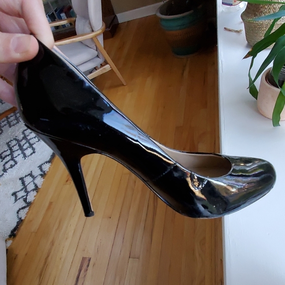 Joan And David Daerina Black Patent Leather Pumps - Picture 5 of 8